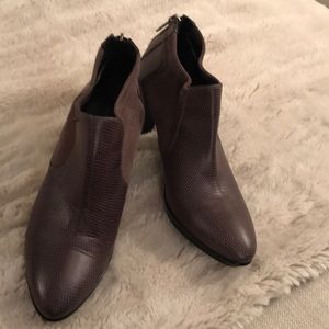 Aquatalia back zip booties sz 7.5
